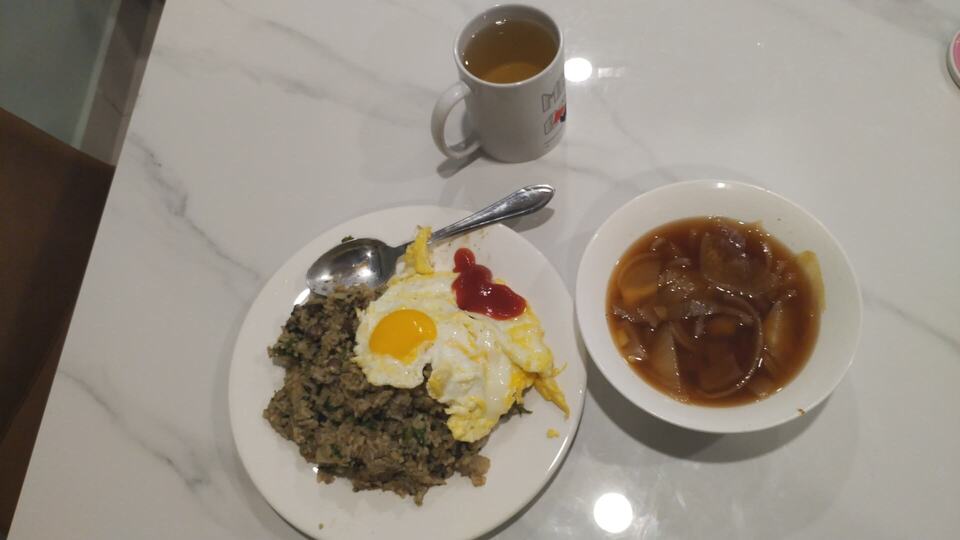 This is a fried rice dish with vegetables, mushroom and egg, cooked using a ‘Chinese Muslim flavour’ (whatever that means, to me it’s just some sort of umami flavour) paste and served with a sunny side up (with tomato sauce), as well as the same onion soup as before (sans the cheese and the onion has been sliced beforehand without wrapping it using a cling film), whereas the drink was just a pre-made fruit tea purchased from a supermarket. Photo taken on 23 September, 2025.