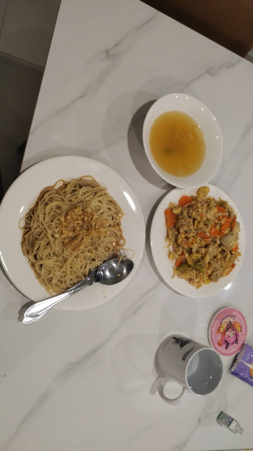 一盤炒青菜,一碗從該青菜煮出來的蔬菜清湯,以及一盤醋醬拌麵(其實是意大利髪麵⋯⋯)配一些生蒜頭。