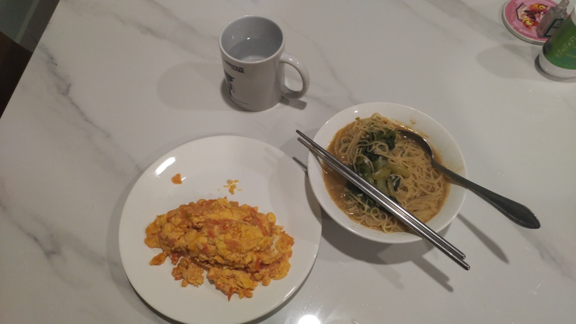 一盤番茄炒蛋,以及一碗蝦殼高湯麵(又是意大利髪麵⋯⋯抱歉了意大利人!)配燙青菜。