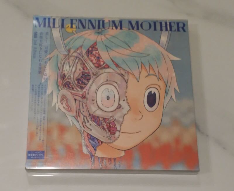 我在 2019 年與家人到日本旅行時購買的初回限量版《Millennium Mother》專輯。此專輯發表於 2018 年，爲 Mili 的第三張錄音室專輯。
