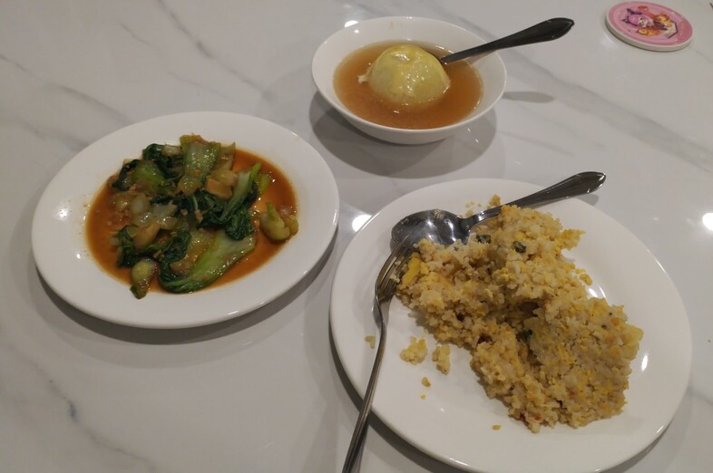 那天晚餐煮了醬油蒜炒青菜、蛋炒飯和加了牛肉 Bovril 的芝士洋蔥湯,攝於 2025 年 9 月 16 日。洋蔥湯是按照好味小姐腦波弱 YouTube 頻道上這部影片提及的網路食譜做的。至於炒飯上那黑黑的是什麼我也不太記得了。