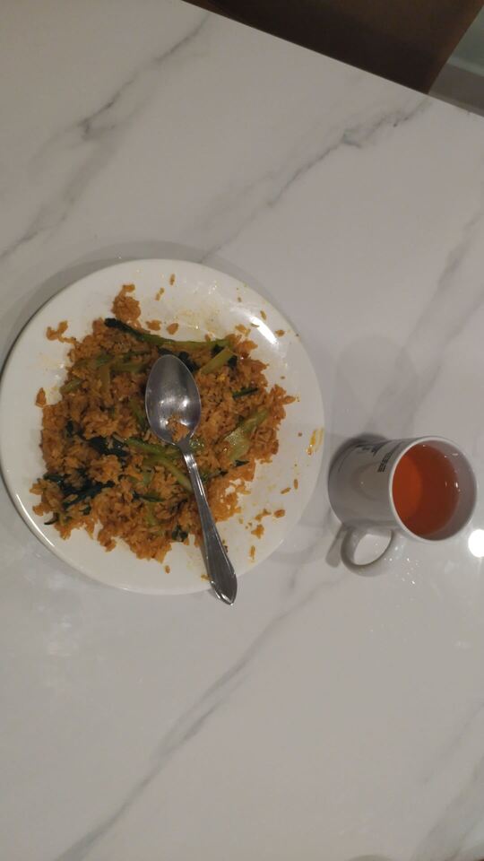 又是炒飯,不過這次用的是那種偏辣的馬來風味調味包,並把青菜直接加下去炒的。飲料是百香果口味的維他命 C 水。攝於 2025 年 9 月 19 日。