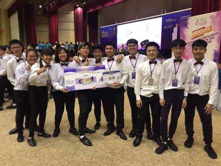 打擊樂組拿着銀獎證書與最佳敲擊組獎牌合照，攝於 2019 年 8 月 3 日。
